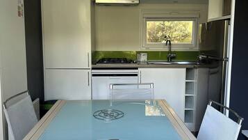 Deluxe Cottage, 3 Bedrooms | Private kitchen | Highchair