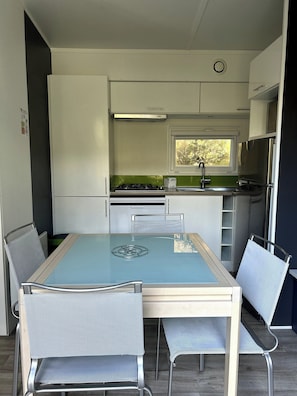 Deluxe Cottage, 3 Bedrooms | Private kitchen | Highchair - Domaine du Lac Chambon (Murol)