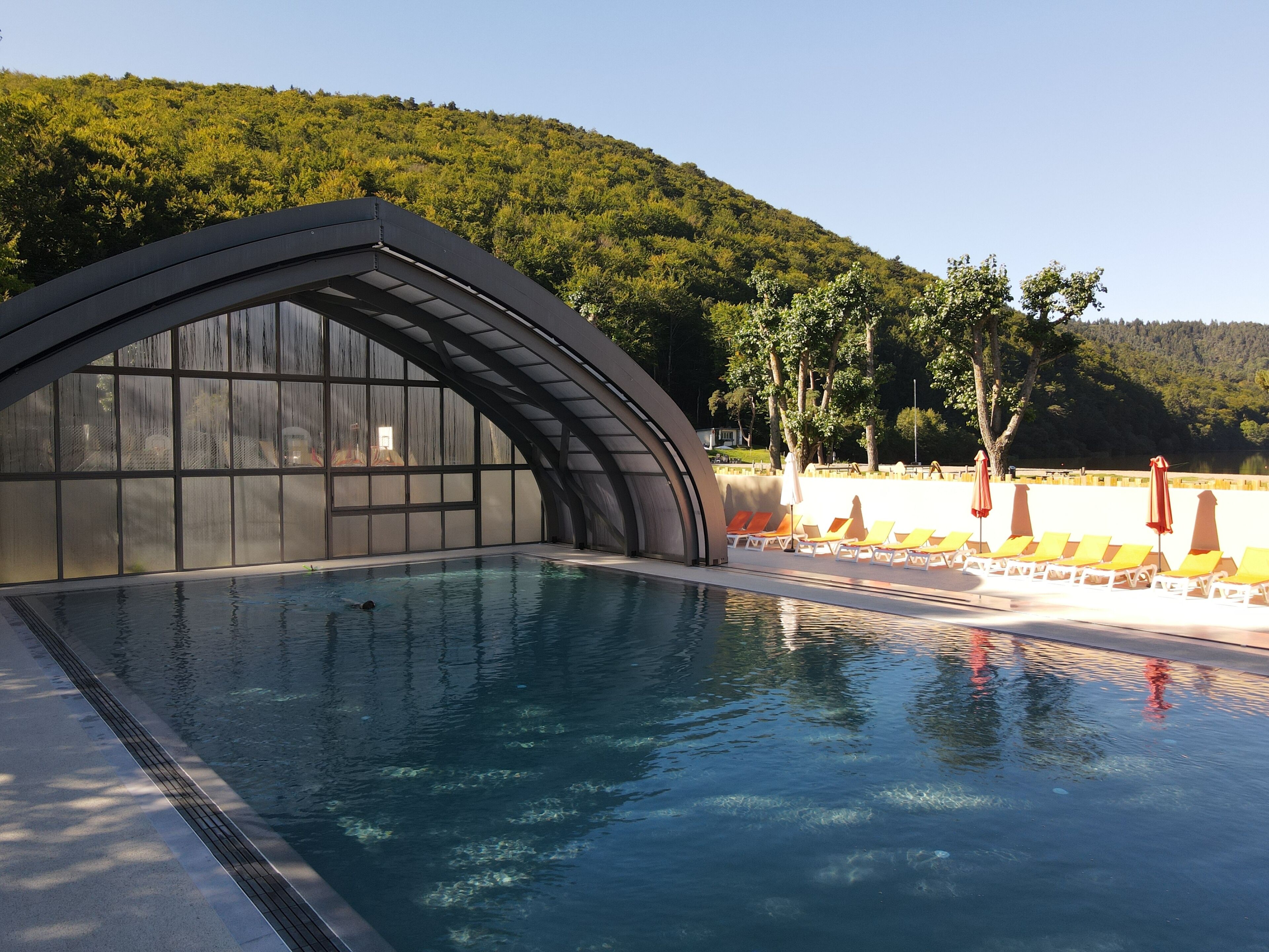 Piscina coberta i piscina a l'aire lliure 
