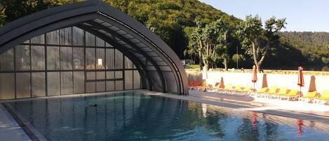 Piscina coberta i piscina a l'aire lliure