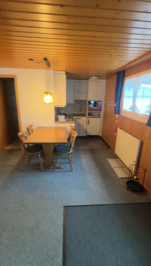 Dining - 5 min to Terminal & train station • Sunny • Best Jungfrau & Eiger views (Grindelwald)