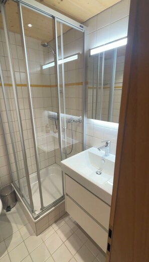 Bathroom - 5 min to Terminal & train station • Sunny • Best Jungfrau & Eiger views (Grindelwald)