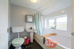 Bathroom - New Forest getaway just two minutes from the station (Hampshire)
