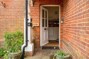 Exterior detail - New Forest getaway just two minutes from the station (Hampshire)