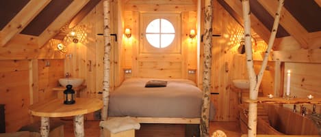 Deluxe Cabin | Free cots/infant beds, bed sheets