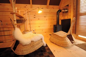 Deluxe Cabin | Living area