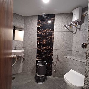 Deluxe Double Room, City View | Bathroom - Hotel Leela Palace (Ahmedabad)