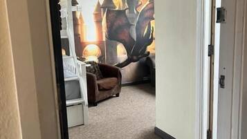 Phòng 4, quang cảnh sân vườn | Nội thất