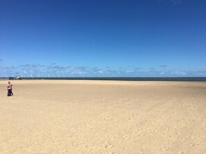 Ubicación cercana a la playa, arena blanca y 4 bares en la playa