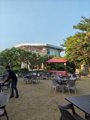 Outdoor dining - The Manrals Resort (Ramnagar)