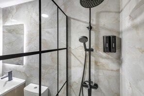 Dusche, Haartrockner, Handtücher