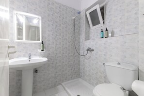 Triple Room, Balcony | Bathroom | Hair dryer, towels, toilet paper - Apollo Hotel (Zakynthos)