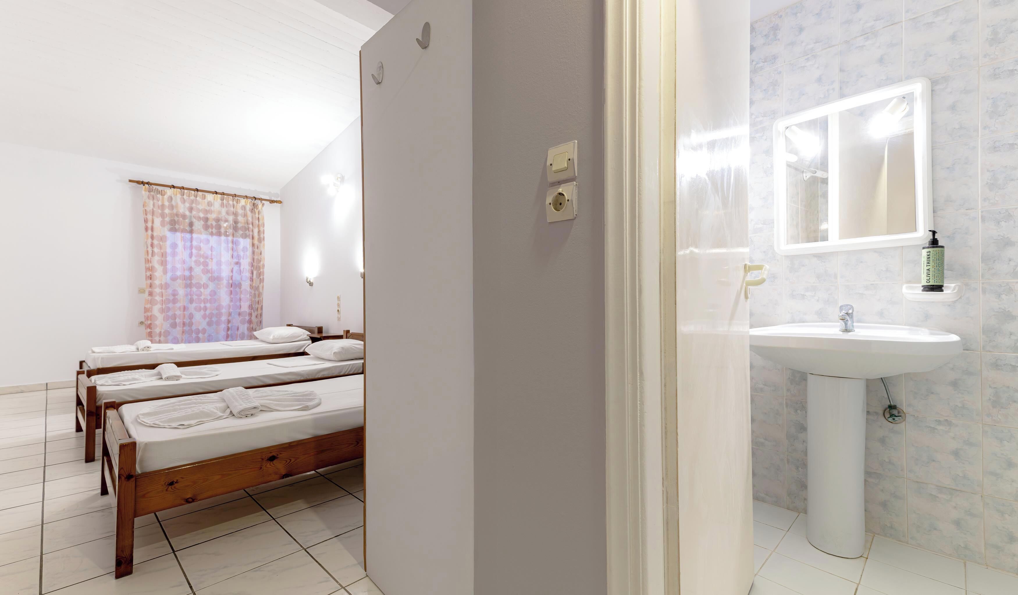 Triple Room, Balcony | Iron/ironing board, bed sheets