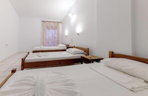 Chambre Triple, balcon | Fer et planche à repasser, draps fournis