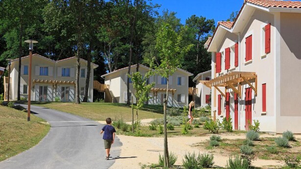 A residential area with houses, a paved road, and a clear sky. - Apt 5/6 pers.in the countryside, swimming pool, golf, horse riding (Barbaste)
