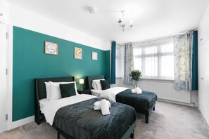 Family House, Patio | Bed sheets - Spacious 5 Bedroom Family Home in Harrow (Harrow)
