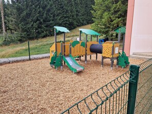 Tempat bermain anak - outdoor