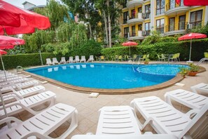 Seasonal outdoor pool, pool umbrellas, pool loungers - Deva Hotel - All Inclusive (Sunny Beach)