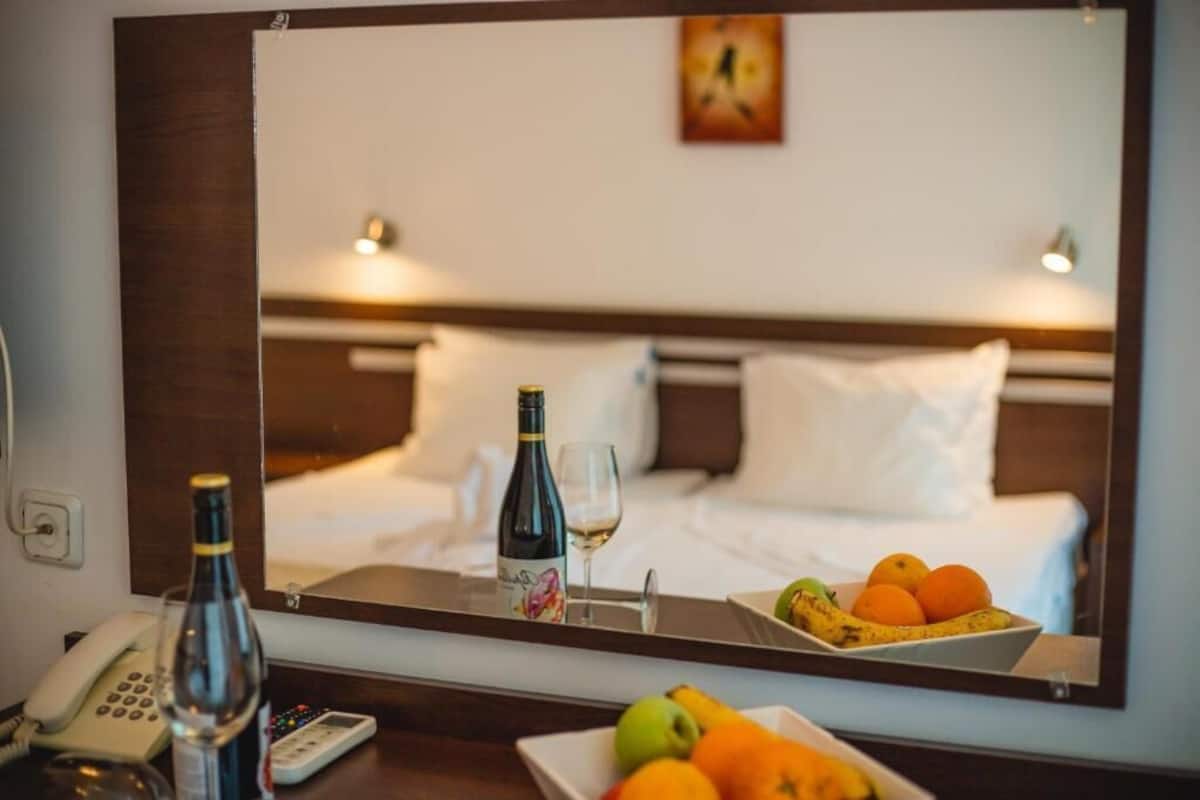 Chambre avec lits jumeaux, balcon, vue piscine