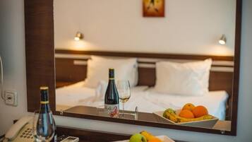 Chambre avec lits jumeaux, balcon, vue piscine | Wi-Fi gratuit
