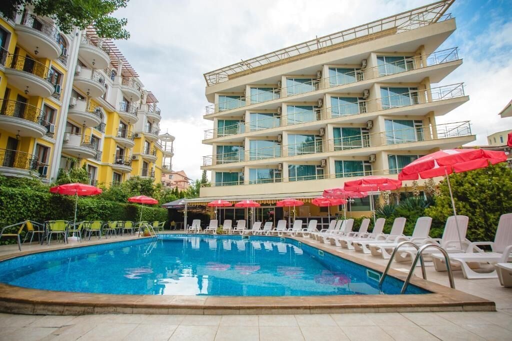 Seasonal outdoor pool, pool umbrellas, sun loungers