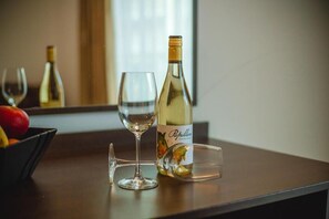 Chambre avec lits jumeaux, balcon, vue piscine | Repas et boissons