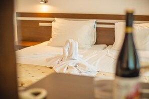 Chambre avec lits jumeaux, balcon, vue piscine