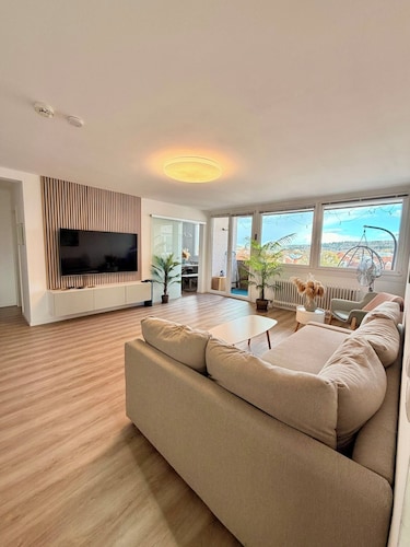 Modern Apartment Balcony 2BR Central up to 4 Guests Fast WiFi