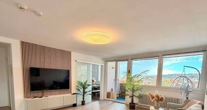 Modern Apartment Balcony 2BR Central up to 4 Guests Fast WiFi