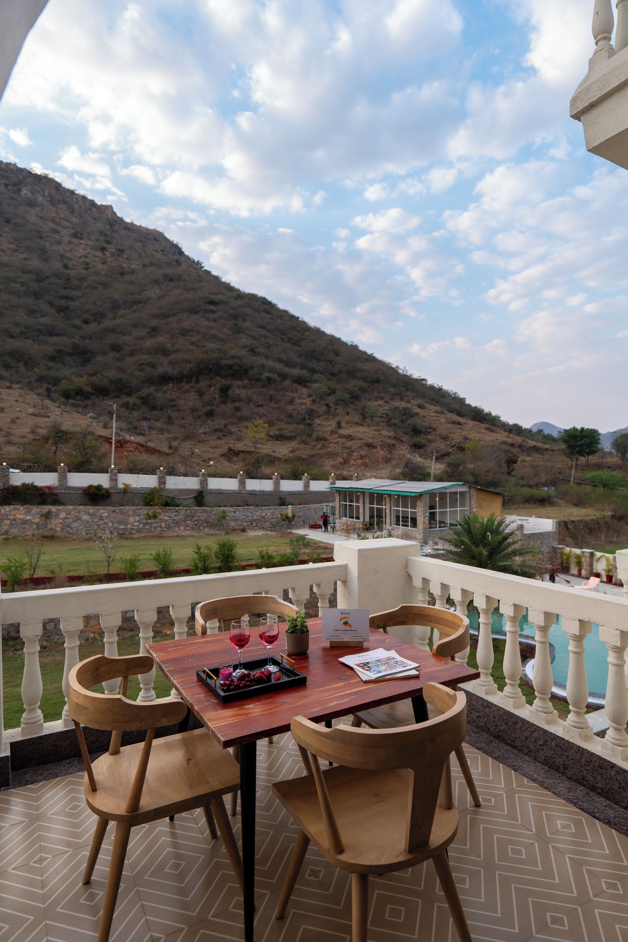 Chambre triple Deluxe | Restauration en plein air