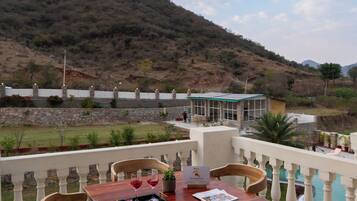 Chambre triple Deluxe | Restauration en plein air