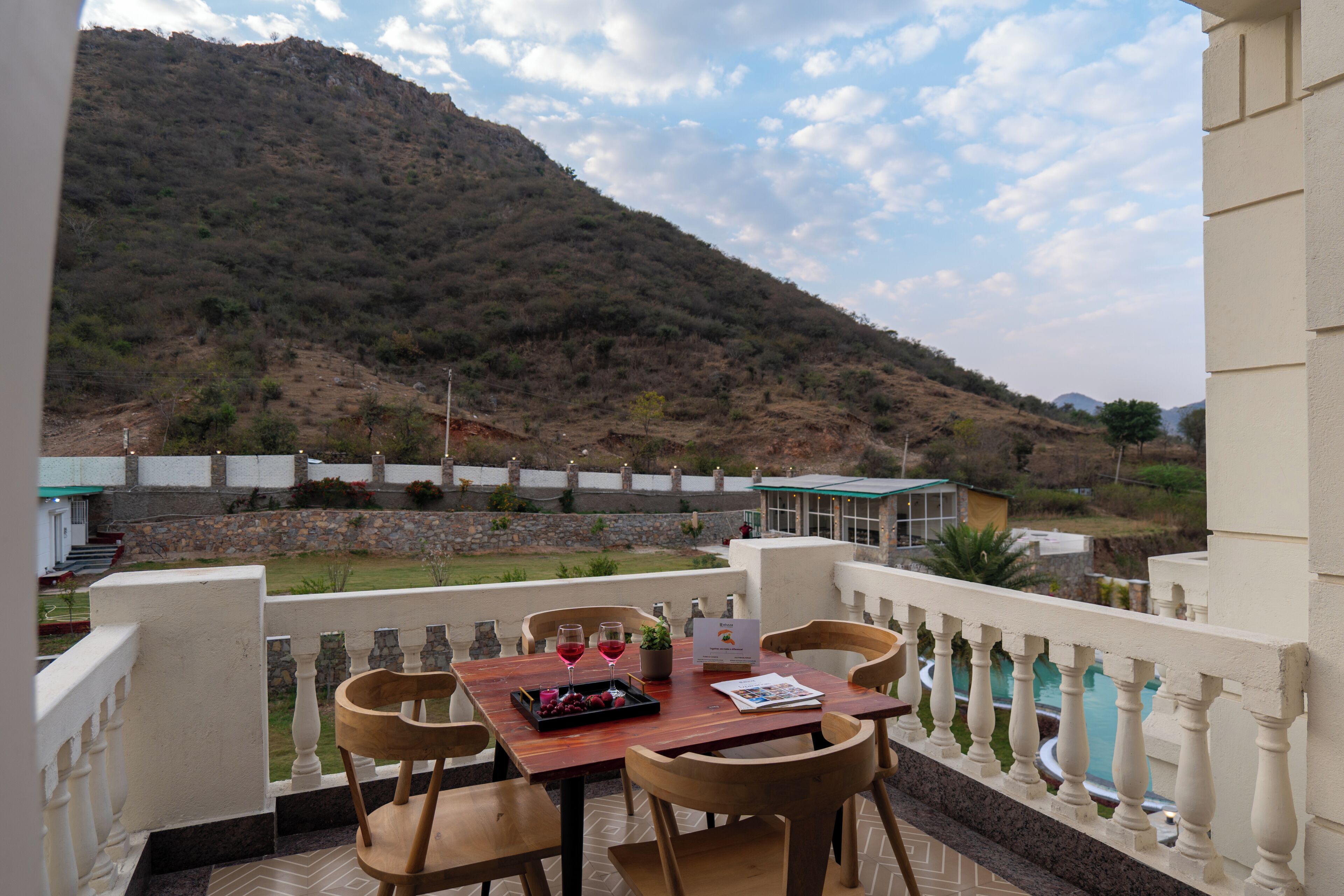 Chambre triple Deluxe | Restauration en plein air