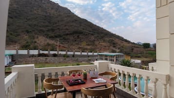 Chambre triple Deluxe | Restauration en plein air