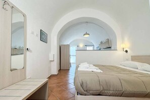 Room - Affittacamere Il Gelsomino 1 is located in the quiet village of Carrodano, in the province of La Spezia, and it is an ideal place for those who want to visit the beautiful Cinque Terre while staying away from the crowds of the most touristy areas. This c (Carrodano Inferiore)