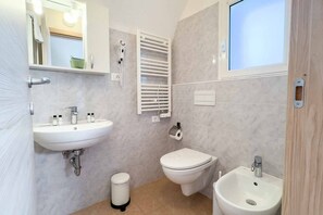 Bathroom - Affittacamere Il Gelsomino 1 is located in the quiet village of Carrodano, in the province of La Spezia, and it is an ideal place for those who want to visit the beautiful Cinque Terre while staying away from the crowds of the most touristy areas. This c (Carrodano Inferiore)