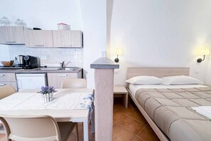 Room - Affittacamere Il Gelsomino 1 is located in the quiet village of Carrodano, in the province of La Spezia, and it is an ideal place for those who want to visit the beautiful Cinque Terre while staying away from the crowds of the most touristy areas. This c (Carrodano Inferiore)