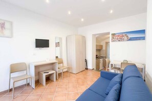 Living area - Affittacamere Il Gelsomino 2 is a cozy one-bedroom apartment located in the village of Carrodano, in the inland area of La Spezia province. It is a perfect base for exploring Liguria and the famous Cinque Terre while enjoying a peaceful and relaxing envi (Carrodano Inferiore)