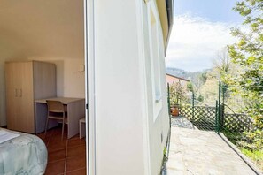 Room - Affittacamere Il Gelsomino 2 is a cozy one-bedroom apartment located in the village of Carrodano, in the inland area of La Spezia province. It is a perfect base for exploring Liguria and the famous Cinque Terre while enjoying a peaceful and relaxing envi (Carrodano Inferiore)