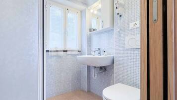 Dusche, Bidet, Handtücher, Toilettenpapier