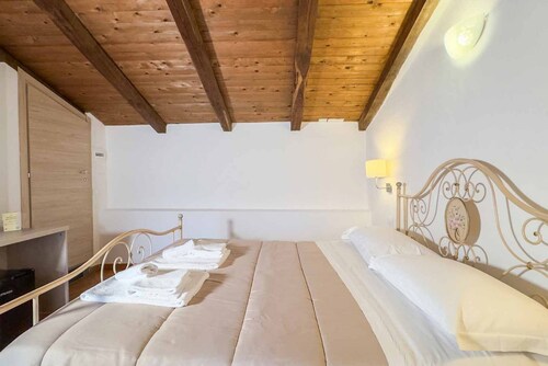 Affittacamere Il Gelsomino 6 est une chambre double située dans le village paisible de Carrodano, dans la province de La Spezia. Ici, les clients peuvent profiter d’un séjour relaxant, au calme de l’arrière-pays ligurien, tout en restant à proxim