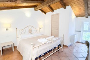 Room - Affittacamere Il Gelsomino 6 is a double room located in the peaceful village of Carrodano, in the province of La Spezia. Here guests can enjoy a relaxing stay surrounded by the quiet atmosphere of the Ligurian countryside while still being within easy r (Carrodano Inferiore)