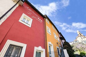 Exterior - Affittacamere Il Gelsomino 6 is a double room located in the peaceful village of Carrodano, in the province of La Spezia. Here guests can enjoy a relaxing stay surrounded by the quiet atmosphere of the Ligurian countryside while still being within easy r (Carrodano Inferiore)