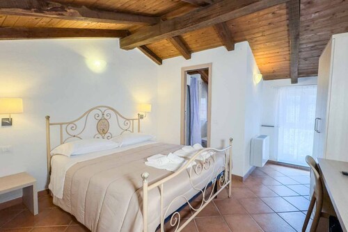 Affittacamere Il Gelsomino 6 est une chambre double située dans le village paisible de Carrodano, dans la province de La Spezia. Ici, les clients peuvent profiter d’un séjour relaxant, au calme de l’arrière-pays ligurien, tout en restant à proxim