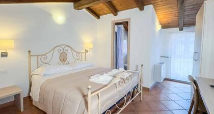Affittacamere Il Gelsomino 6 est une chambre double située dans le village paisible de Carrodano, dans la province de La Spezia. Ici, les clients peuvent profiter d’un séjour relaxant, au calme de l’arrière-pays ligurien, tout en restant à proxim