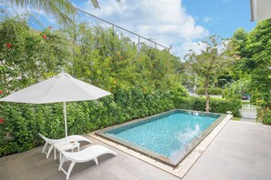 Villa, hageutsikt | Basseng | Innendørsbasseng