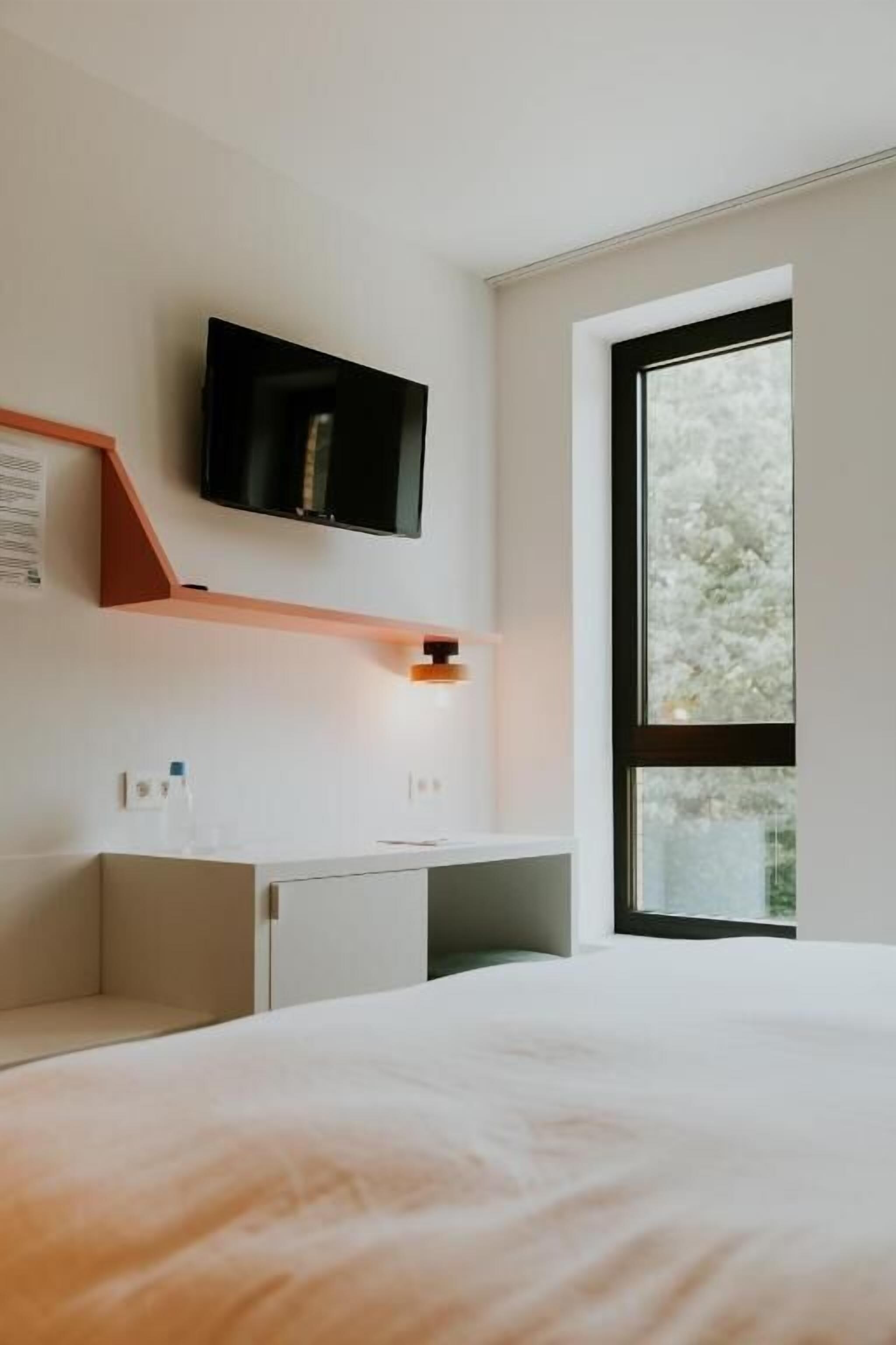 Phòng đôi, máy điều hòa, quang cảnh công viên