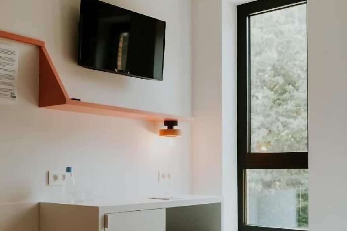 Phòng đôi, máy điều hòa, quang cảnh công viên