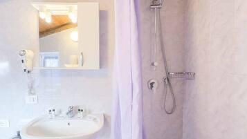 Shower, bidet, towels, toilet paper