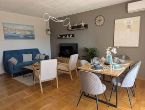 Dining - Apartments Good Times with heated pool (Kaštel Kambelovac)