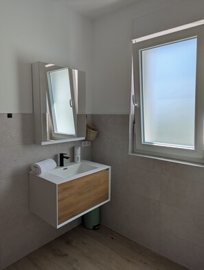 Bathroom - Apartments Good Times with heated pool (Kaštel Kambelovac)